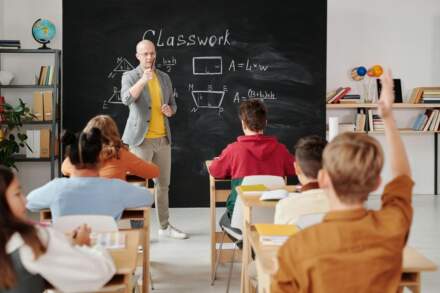 Jak wygląda szkoła w anglii – kluczowe etapy i rodzaje placówek edukacyjnych